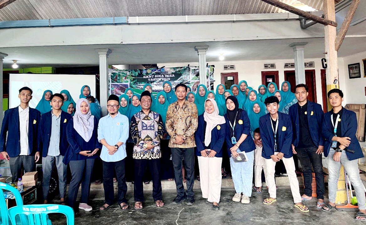 SINERGISITAS: Dosen dan mahasiswa UTM berfoto bersama aparat desa dan pengurus TP PKK Kertagena Tengah. (UTM UNTUK RADARMADURA.ID)