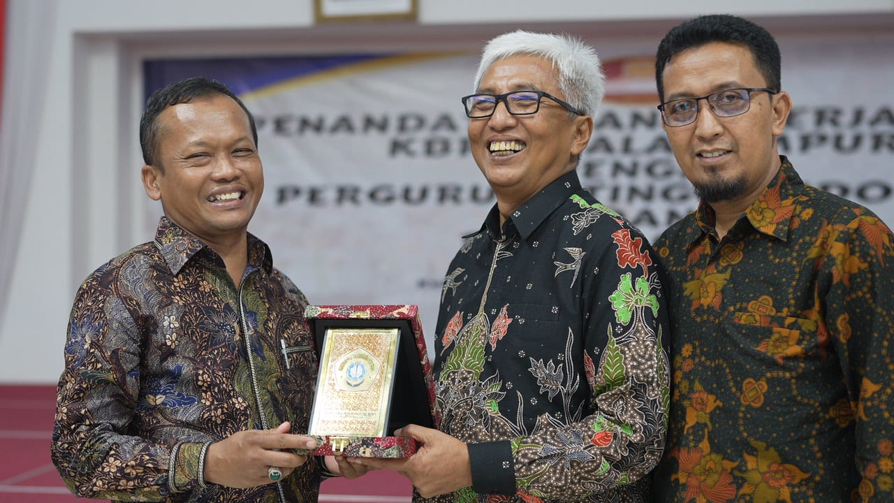 BERDAMPAK: Rektor UTM Prof. Dr. Safi bersama Duta Besar Republik Indonesia untuk Malaysia, Dato