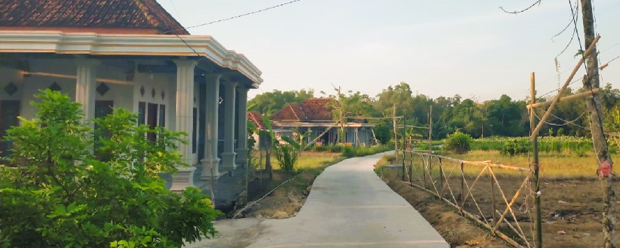 MEMBANGUN DESA: Kondisi jalan rabat beton yang dibangun Pemdes Gunung Kesan, Kecamatan Karang Penang, Sampang, melalui Dana Desa 2025. (PEMDES GUNUNG KESAN UNTUK JPRM)