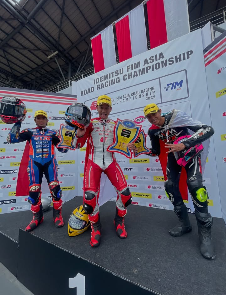 JUARA: Robby Sakera (kiri) berfoto bersama rider lainnya usai menerima penghargaan di podium Sirkuit Sepang, Malaysia, Minggu (12/10).