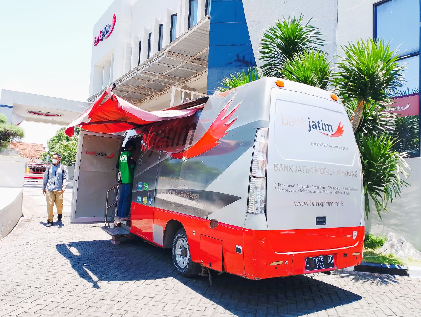 BERMASALAH: Warga berada di halaman kantor Bank Jatim Cabang Sampang, Senin (13/10).