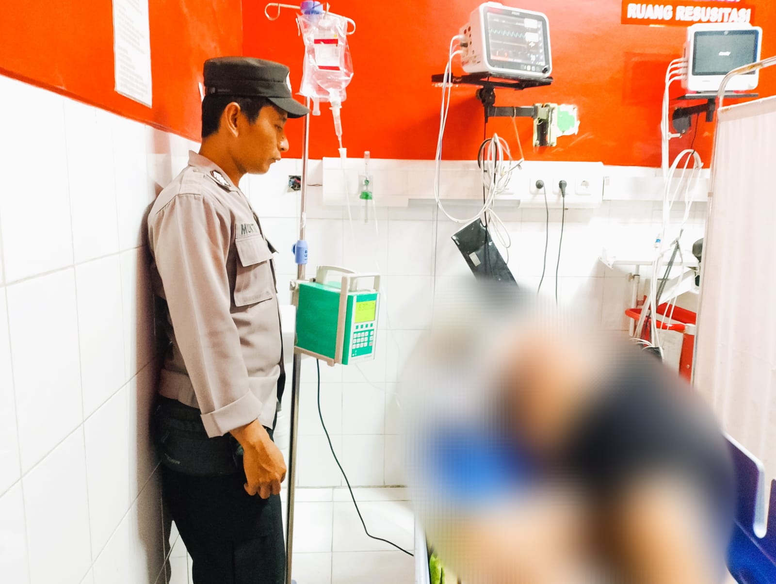 DARURAT: Polisi tengah mengecek korban yang dilakukan pengobatan lebih lanjut di RSMZ Sampang, Senin (13/10)