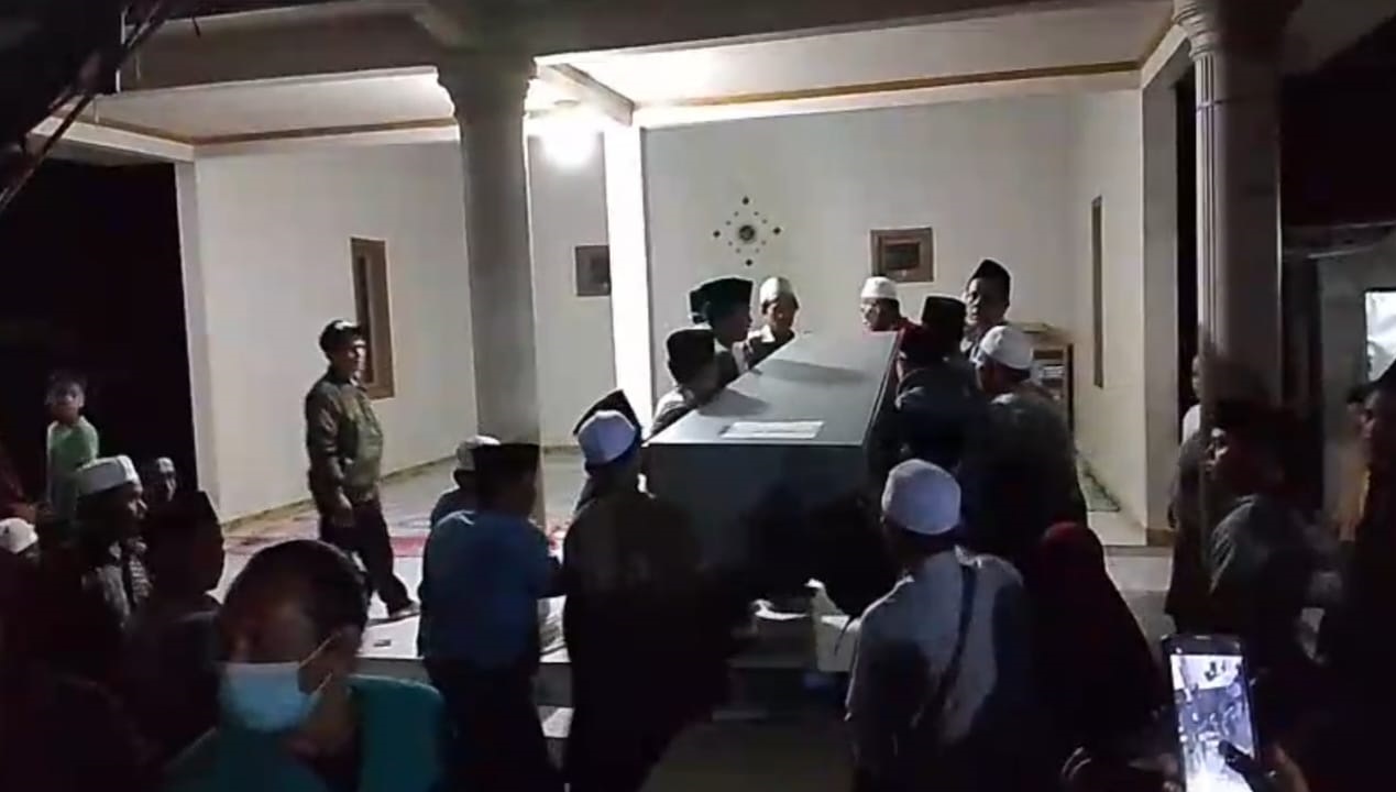 KORBAN: Jenazah Syamsul Arifin, warga Desa Tlagah, Kecamatan Galis, saat tiba di rumah duka, Minggu (13/10).