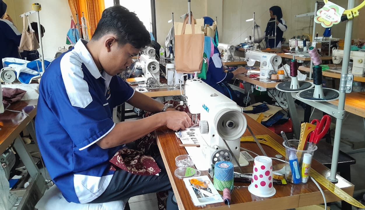 MATANGKAN SKILL: Peserta fokus mengikuti pelatihan kerja di BLK Disperinaker Bangkalan, Senin (7/7).