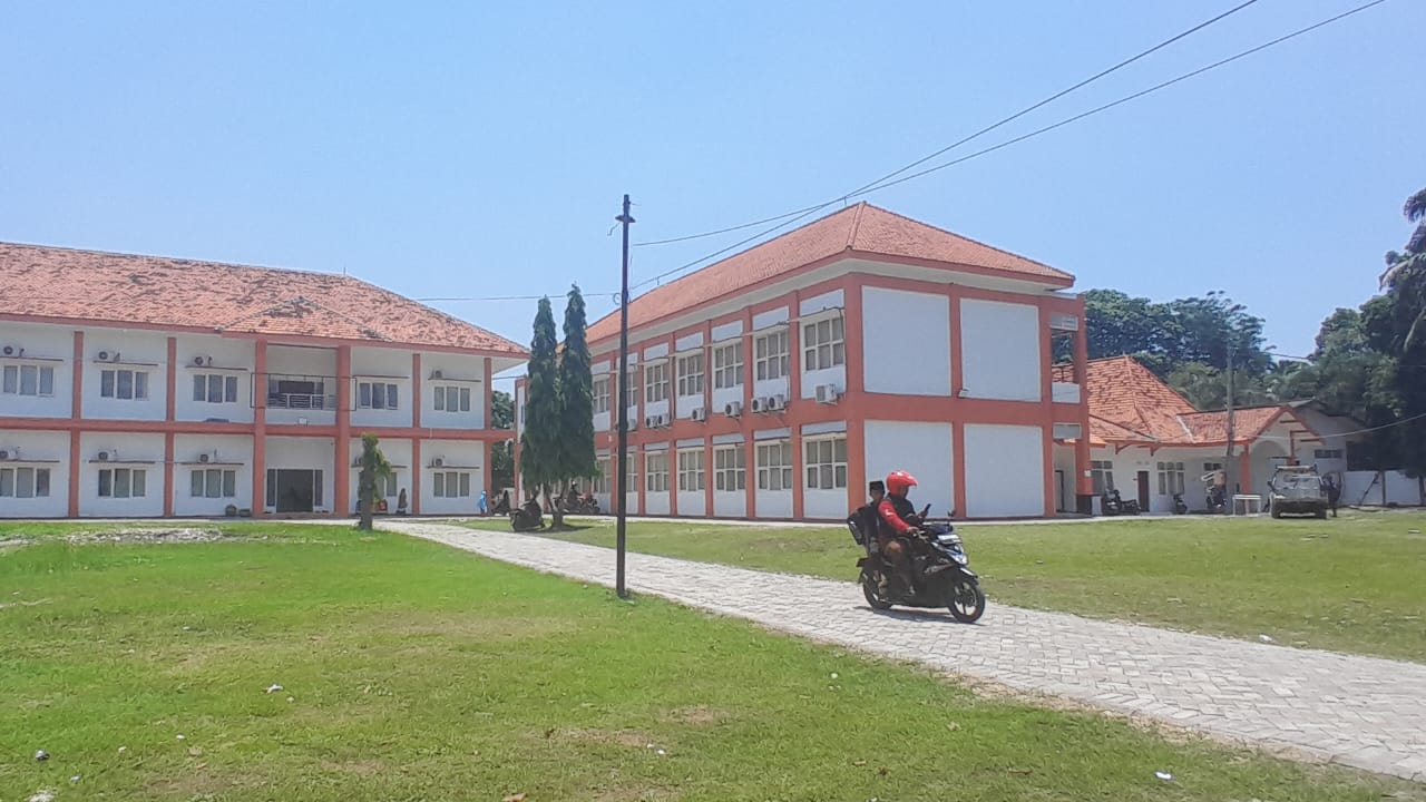 SEMENTARA: Kendaraan bermotor melintas di area gedung balai diklat BKPSDM, Senin (13/10).