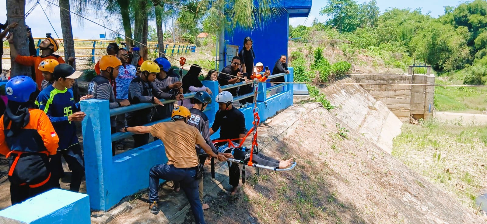TANGGAP BENCANA: Atlet FPTI Pamekasan bersama relawan mengikuti latihan vertical rescue di Dam Samiran, Proppo, Minggu (12/10).