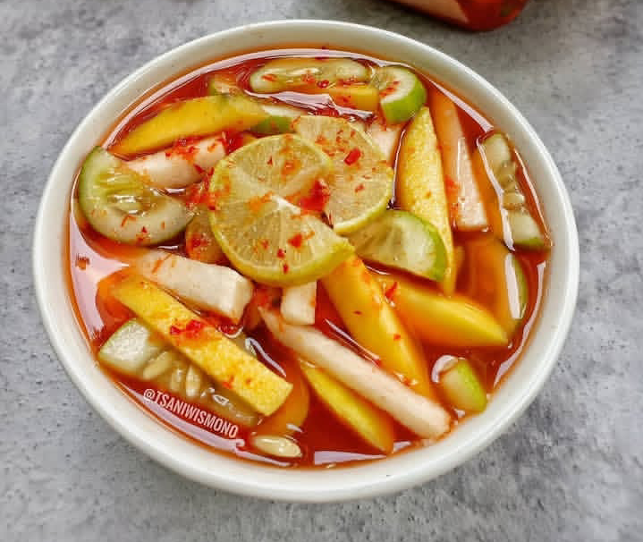 Resep asinan mangga dengan campuran buah segar lainnya