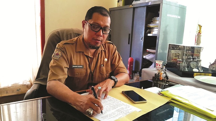 KOMITMEN: Kabid Kebudayaan Disbudpar Bangkalan Hendra Gemma Dominant saat ditemui di ruang kerjanya, Selasa (14/10). (M. KHOLIL RAMLI/JPRM)