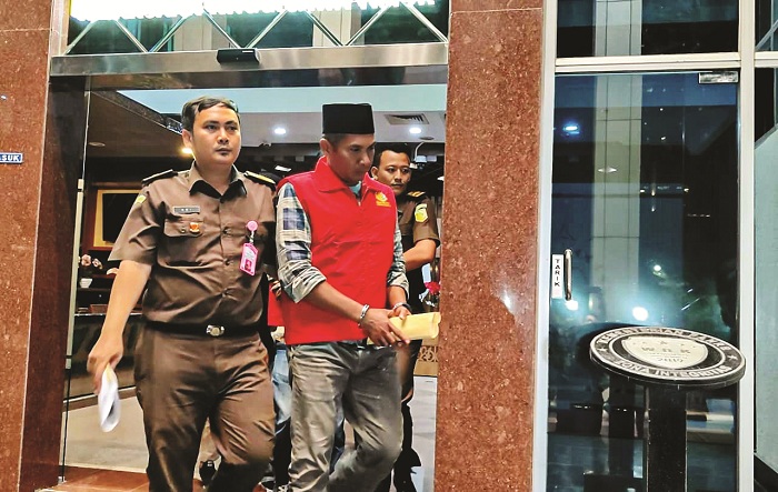 DIGIRING: Tersangka korupsi program BSPS di Kabupaten Sumenep digiring menuju ruang tahanan di Kejati Jatim pada Selasa (14/10) malam. (SHOLEH HILMI/JAWA POS)
