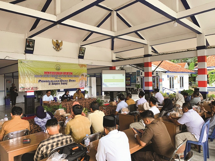 SOSIALIASI: Kejari Sampang Fadilah Helmi (tengah) melakukan penyuluhan hukum tentang pengelolaan DD di kantor Kecamatan Ketapang, Selasa (30/9). (KEJARI UNTUK JPRM)