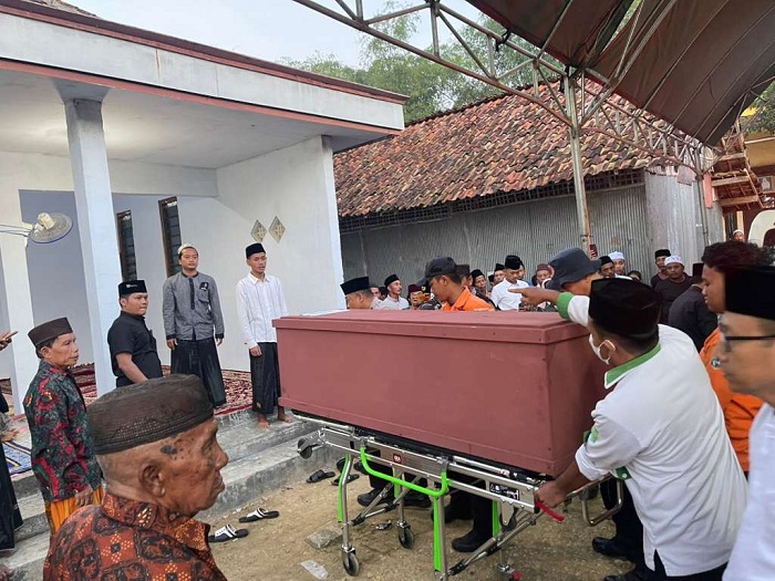 BERDUKA: Warga dan tim BPBD Sampang menggotong jenazah Ubay Dinhai Azkal Askia ke rumah duka di Desa Batuporo Timur, Kecamatan Kedungdung, Sampang, Rabu (15/10). (BPBD UNTUK JPRM)