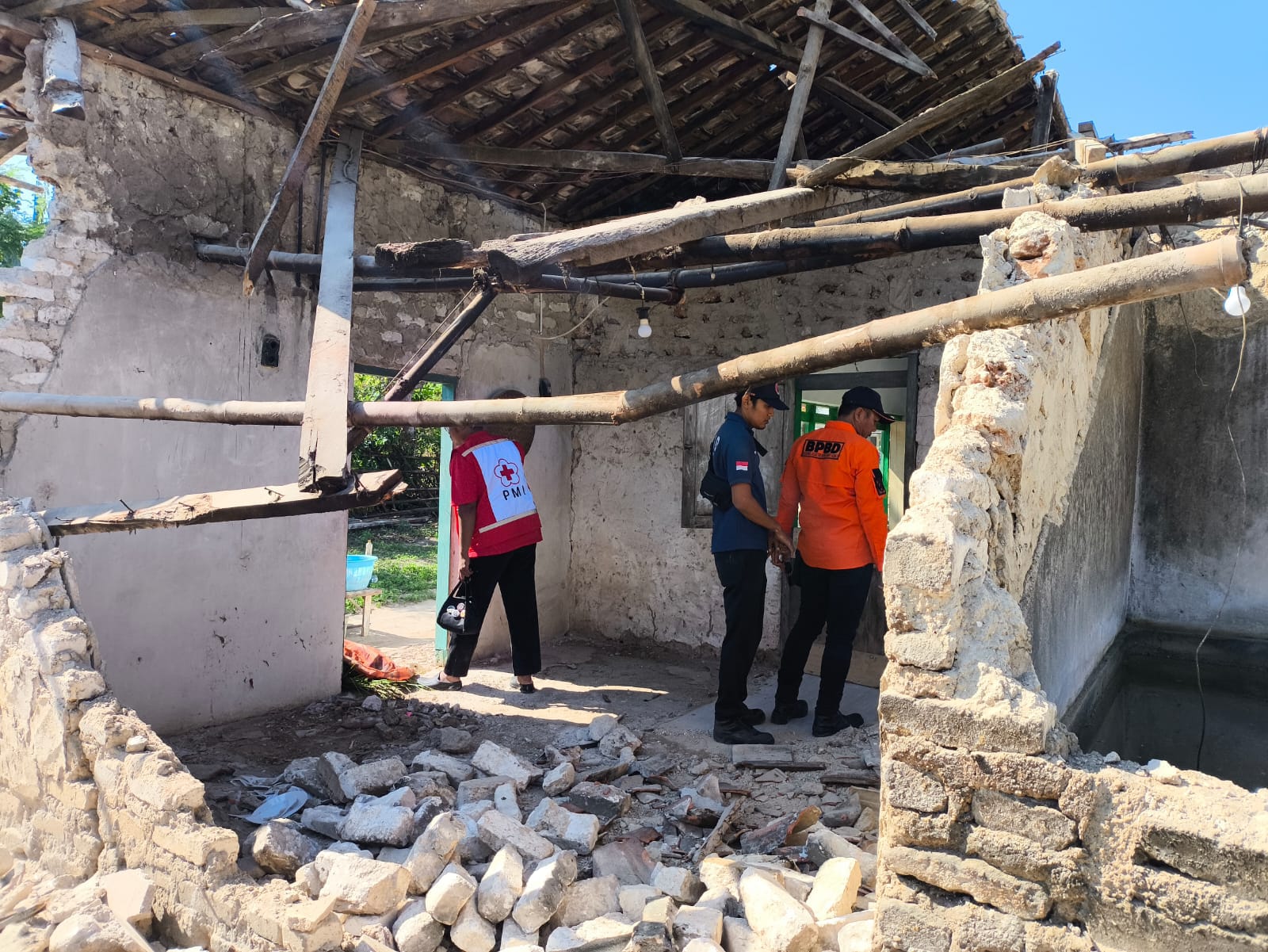 HANCUR: Petugas melakukan mitigasi dan pendataan korban gempa di Kecamatan Gayam, Pulau Sapudi, Sumenep, Sabtu (6/10).