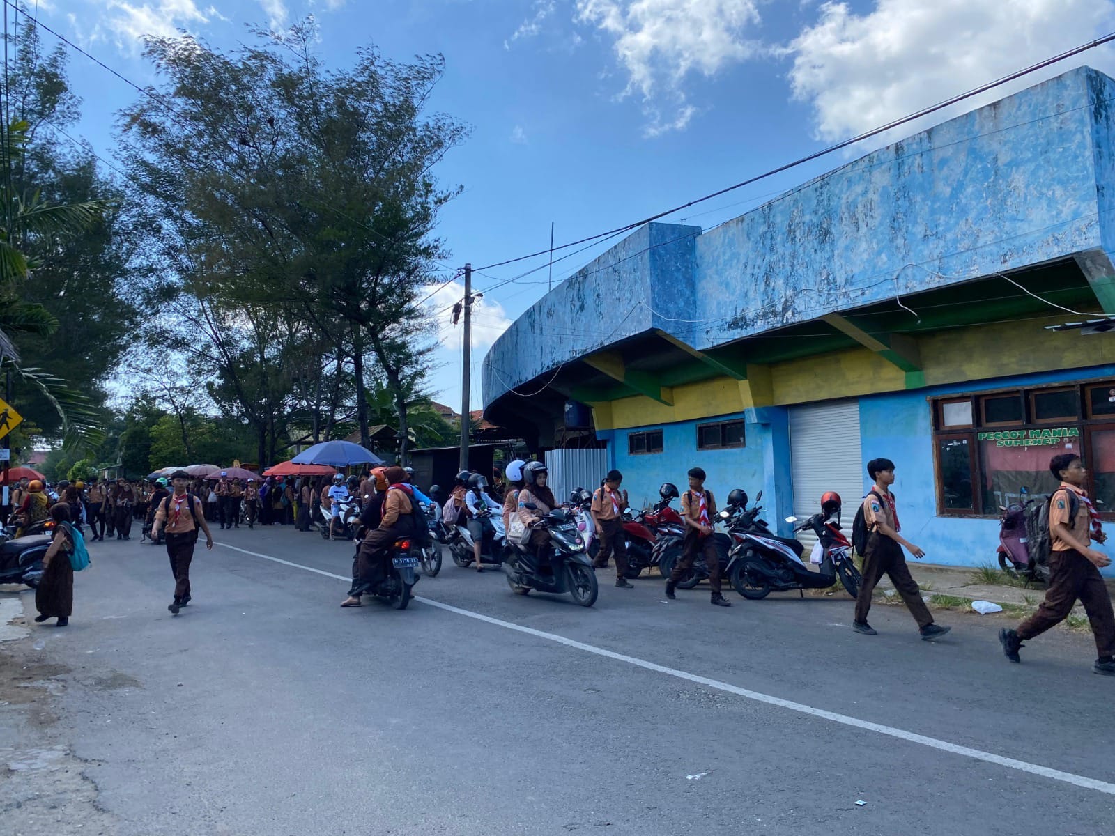 GENERASI EMAS: Sejumlah siswa SMPN 1 Sumenep hendak pulang sekolah di area GOR A. Yani Sumenep, Jumat (19/9).