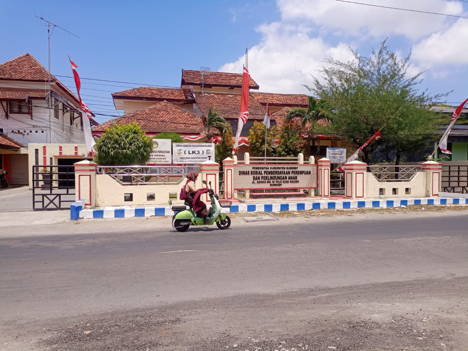 LANDAI: Masyarakat melintas di depan kantor Dinsos P3A Sumenep di Jalan Asoka, Kelurahan Pajagalan, kecamatan Kota Sumenep.