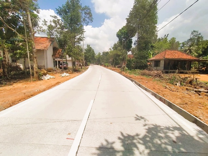 TERIK: Hasil pekerjaan peningkatan struktur jalan Tlambah&ndash;Palengaan sudah dinikmati masyarakat. (DPUPR SAMPANG UNTUK JPRM)