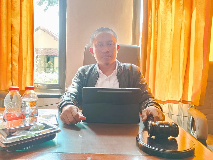 SANTAI: Ketua Komisi IV DPRD Sampang Mahfud saat ditemui di ruang kerjanya beberapa waktu lalu. (UBAIDILLAHIR RAIE/JPRM)