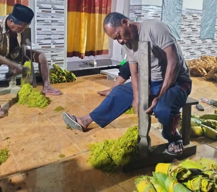 TRADISIONAL: Warga merajang tembakau campalok di Desa Bakeong, Kecamatan Guluk-Guluk, Sumenep, Senin (15/9) malam. (SUJA&rsquo;I UNTUK JPRM)