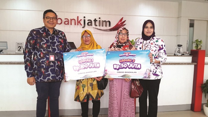 APRESIASI: Dua nasabah pemenang Undian Simpeda berfoto bersama Pemimpin Bank Jatim Cabang Bangkalan Achmad Riyan Fatri (kiri) dan Pemimpin Bidang Operasional Umi Nurlaila Nita, Kamis (16/10).