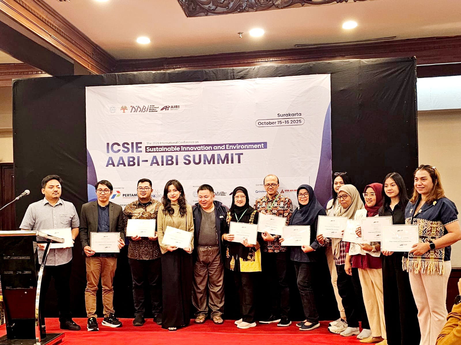 BERPRESTASI: Kepala Madura Tech UTM Dr Mardiyah Hayati (enam dari kiri) menerima penghargaan AIBI 2025 di Surakarta, Rabu (15/10). (DR MARDIYAH HAYATI UNTUK RADARMADURA.ID)