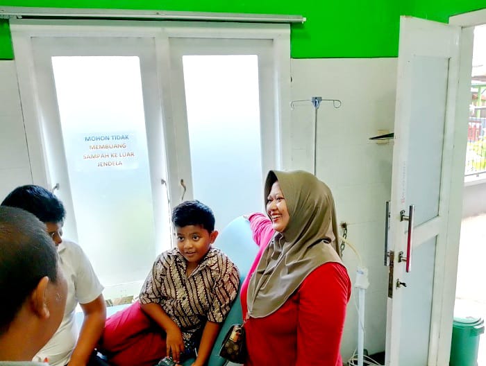 DIRAWAT: Sejumlah siswa menjalani perawatan di Puskesmas Kowel, Pamekasan, Rabu (15/10). (ISTIMEWA)