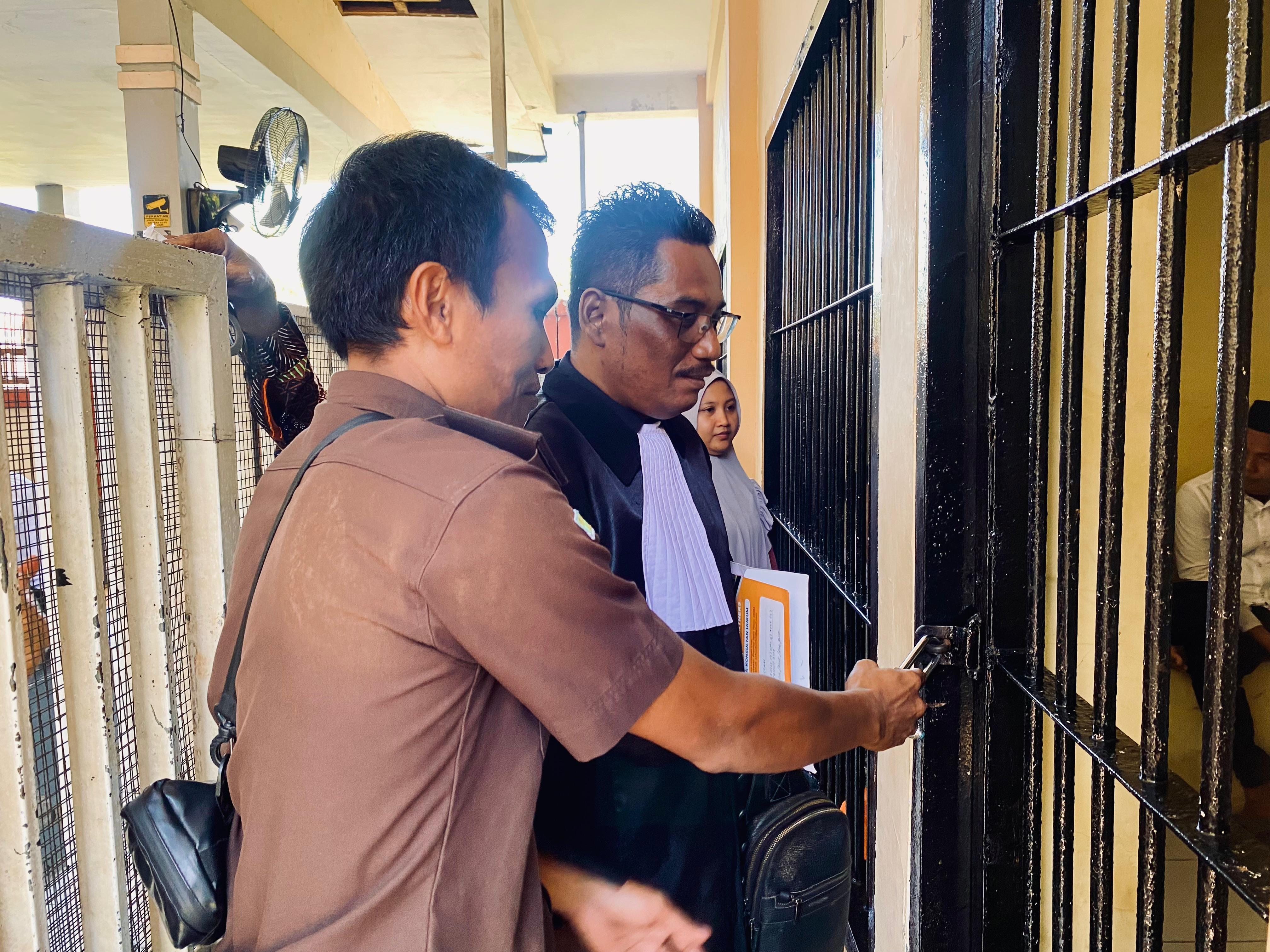 SELESAI SIDANG: Ach. Suhairi, penasihat hukum terdakwa, mendatangi sel tahanan Pengadilan Negeri Pamekasan, Selasa (14/10).