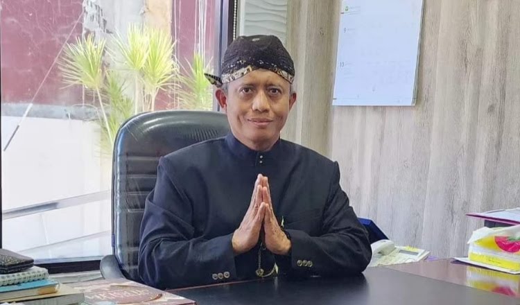 RAMAH: Direktur Utama BPRS Bhakti Sumekar Hairil Fajar.