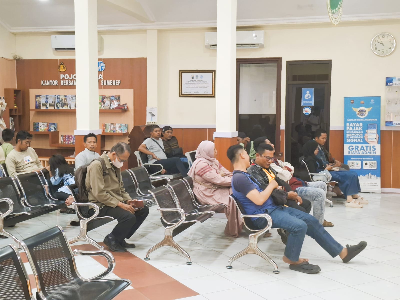 TERTIB: Warga antre saat mengurus dokumen pelayanan di KB Samsat Sumenep, Jumat (3/10).