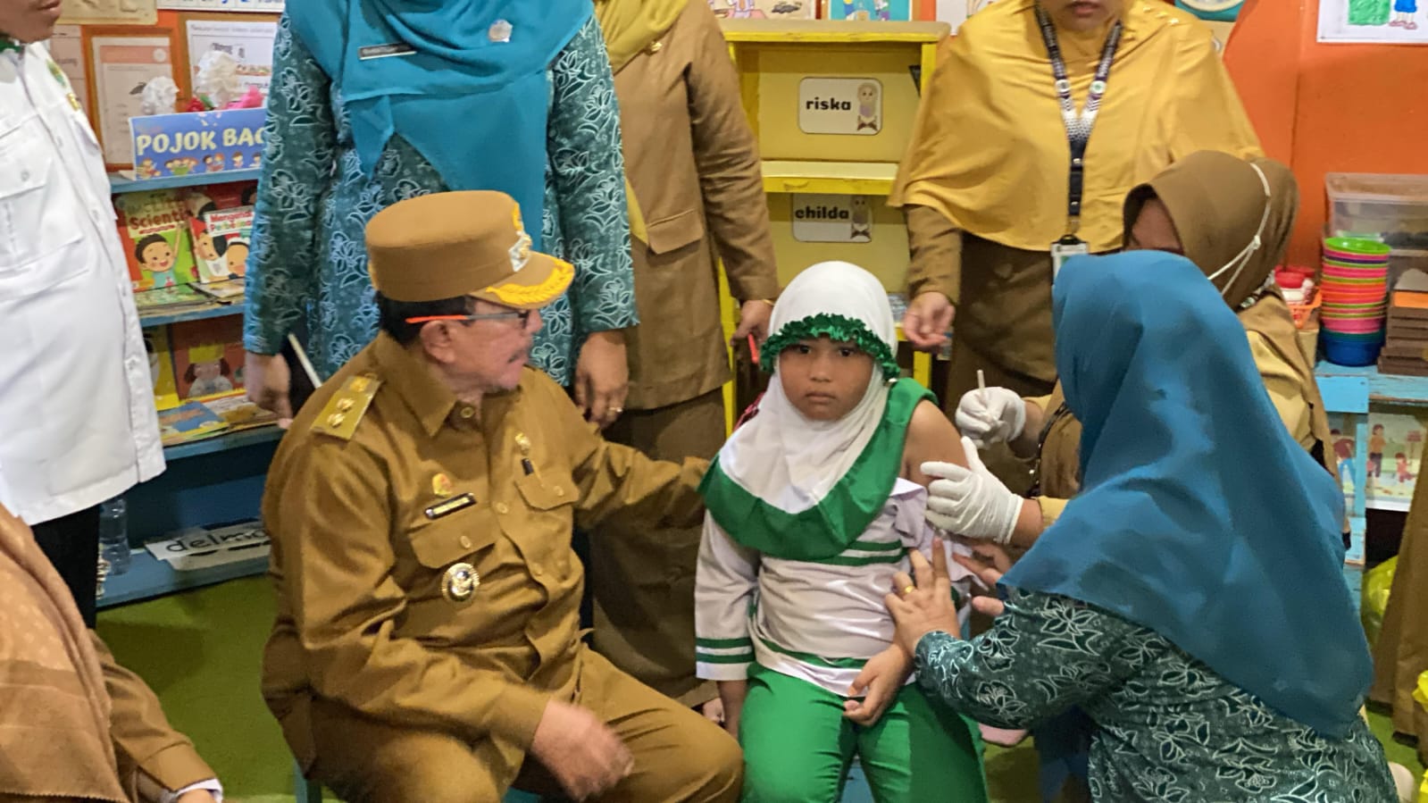 ANTISIPATIF: Siswa di PAUD Al Qadar divaksinasi campak, Senin (25/8).