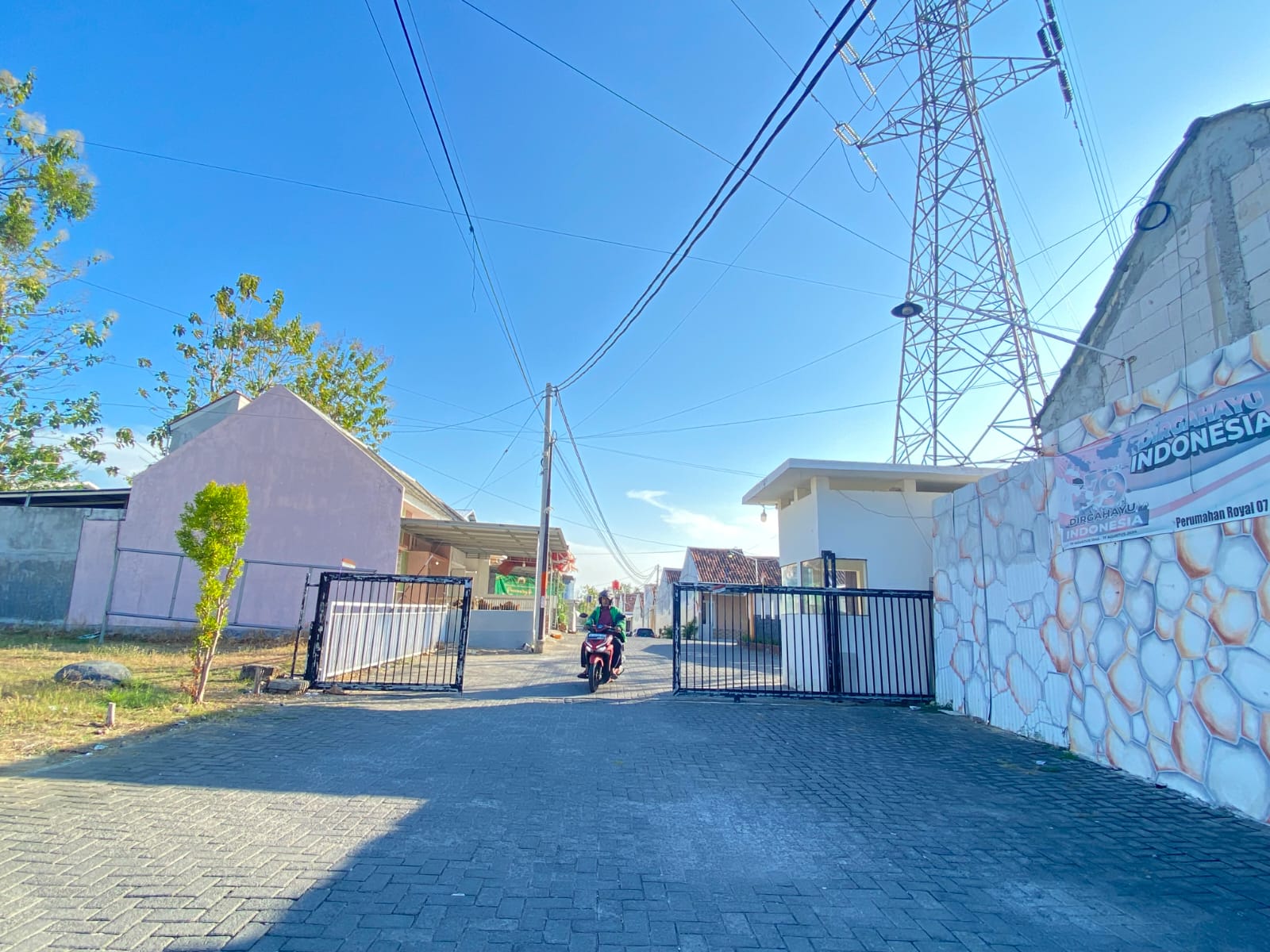 PERUMAHAN: Warga melintas di Perumahan Royal Nyalaran, Kamis (16/10).