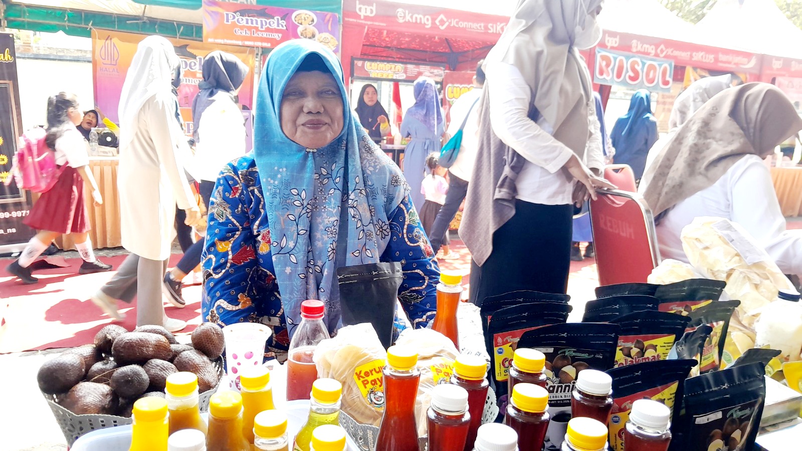 INOVATIF: Saniyah, pelaku IKM mengikuti pemeran produk di Gedung Serbaguna Rato Ebuh Bangkalan, Rabu (16/7). (M. KHOLIL RAMLI/JPRM)