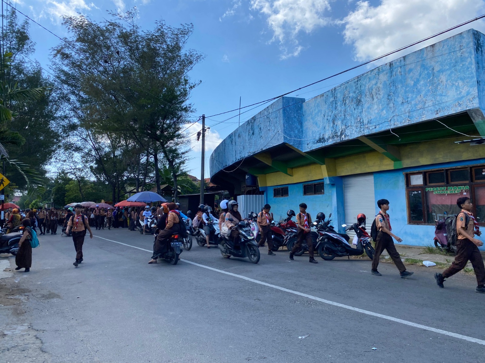 RAMAI: Sejumlah siswa saat pulang dari sekolannya di SMPN I Sumenep.