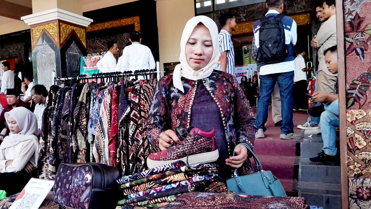 KREATIF: Darmayanti, pelaku IKM batik asal Tanjungbumi Bangkalan mengikuti pemeran produk di Gedung Serbaguna Rato Ebuh Bangkalan, Rabu (16/7). (M. KHOLIL RAMLI/JPRM)