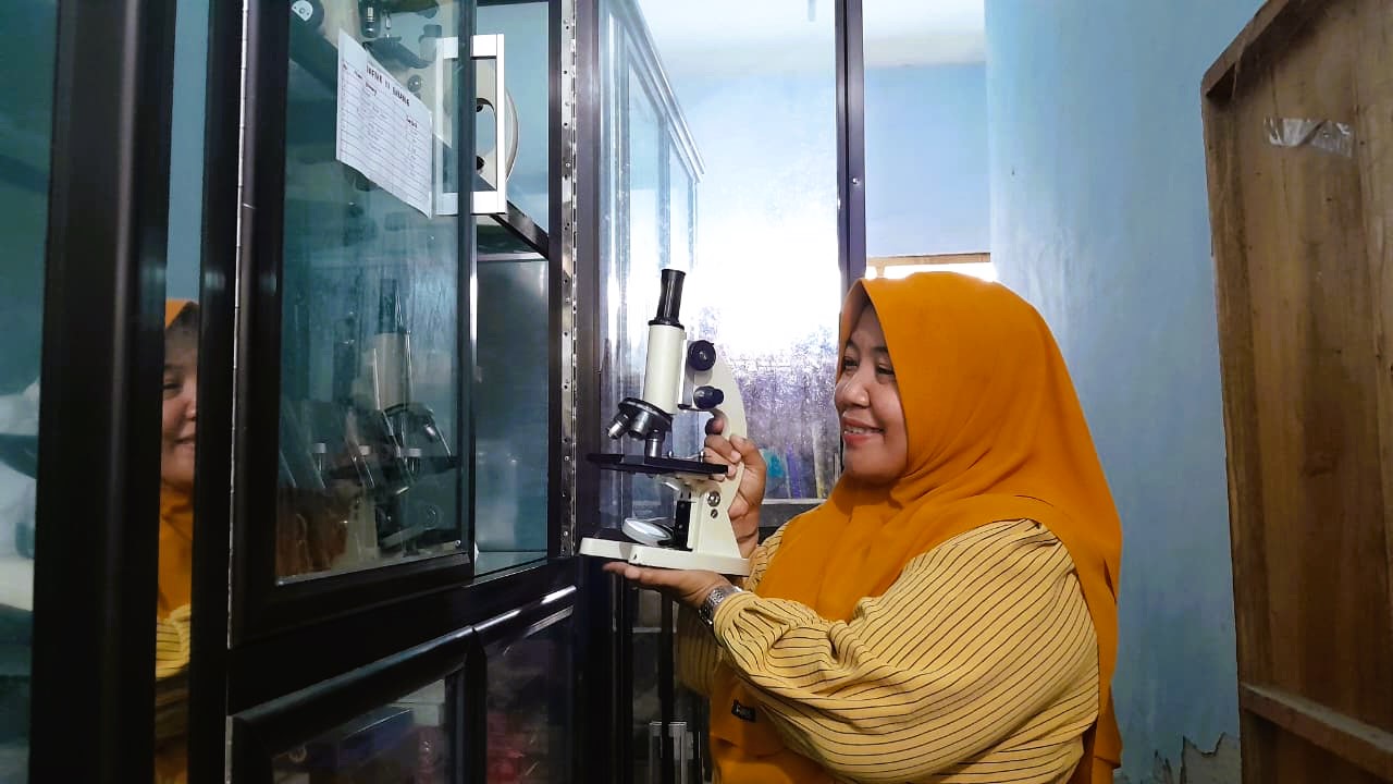 ALAT PRAKTIKUM: Petugas laboratorium IPA SMP 2 Bangkalan sedang mengecek mikroskop, Jumat (17/10).