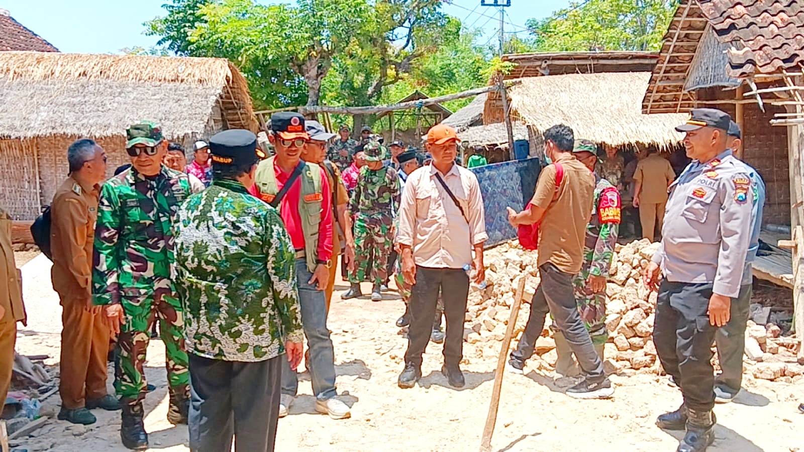 HANCUR: Rumah warga terdampak mengalami rusak parah di Kecamatan Gayam, Pulau Sapudi Sumenep, Senin (6/10). (BPBD UNTUK JPRM)