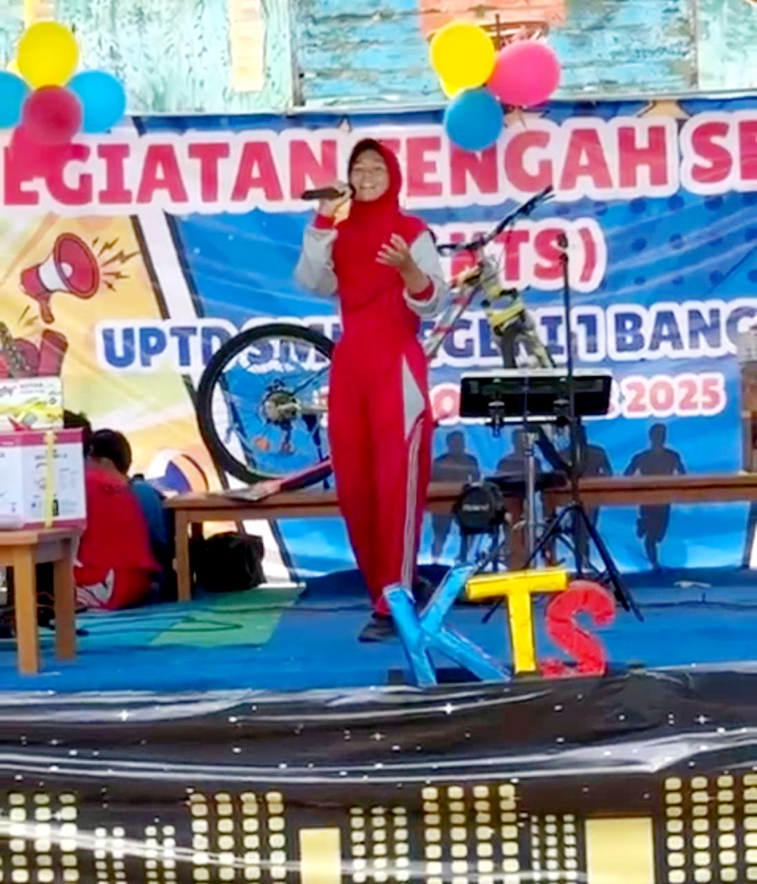 MERDU: Siswa UPTD SMPN 1 Bangkalan bernyanyi dalam kegiatan KTS, Sabtu (18/10). (UPTD SMPN 1 BANGKALAN)