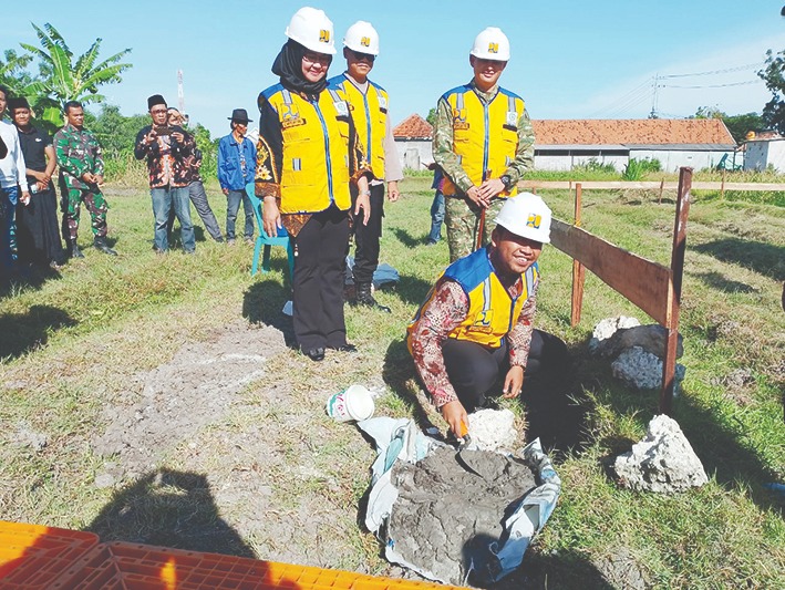 PROGRES: Wabup Sampang Ahmad Mahfudz meletakkan batu pertama  pembangunan kantor Kopdes Merah Putih Desa Taddan, Kecamatan Camplong, Sampang, Jumat (17/10).