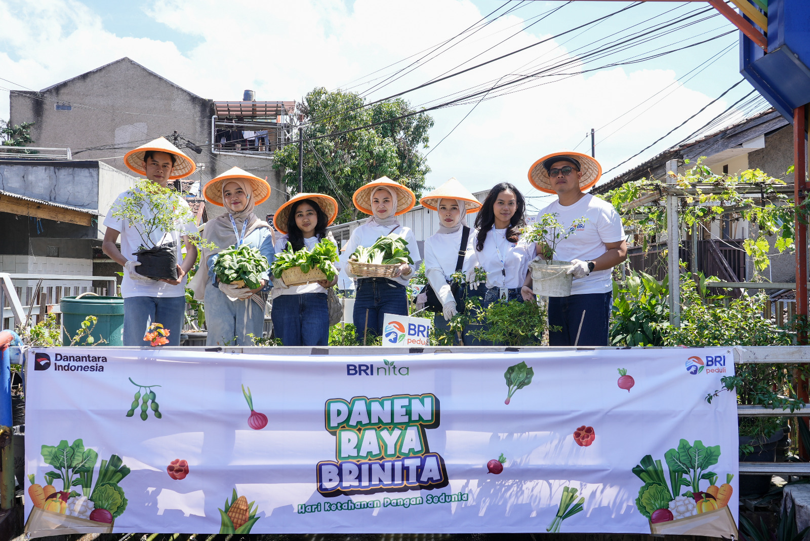 KETAHANAN PANGAN: BRI Peduli bersama BRInita panen sayuran di Kebun Agro Wisata Kampung Berkebun Pajajaran, Bandung, Jawa Barat, pada Kamis (16/10/2025).