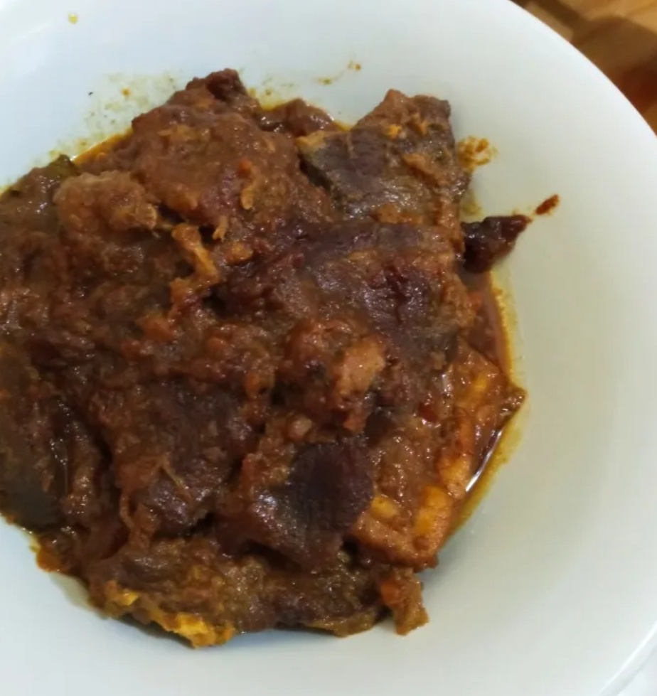 Lapis Daging Surabaya memang paling enak buat makan bareng keluarga