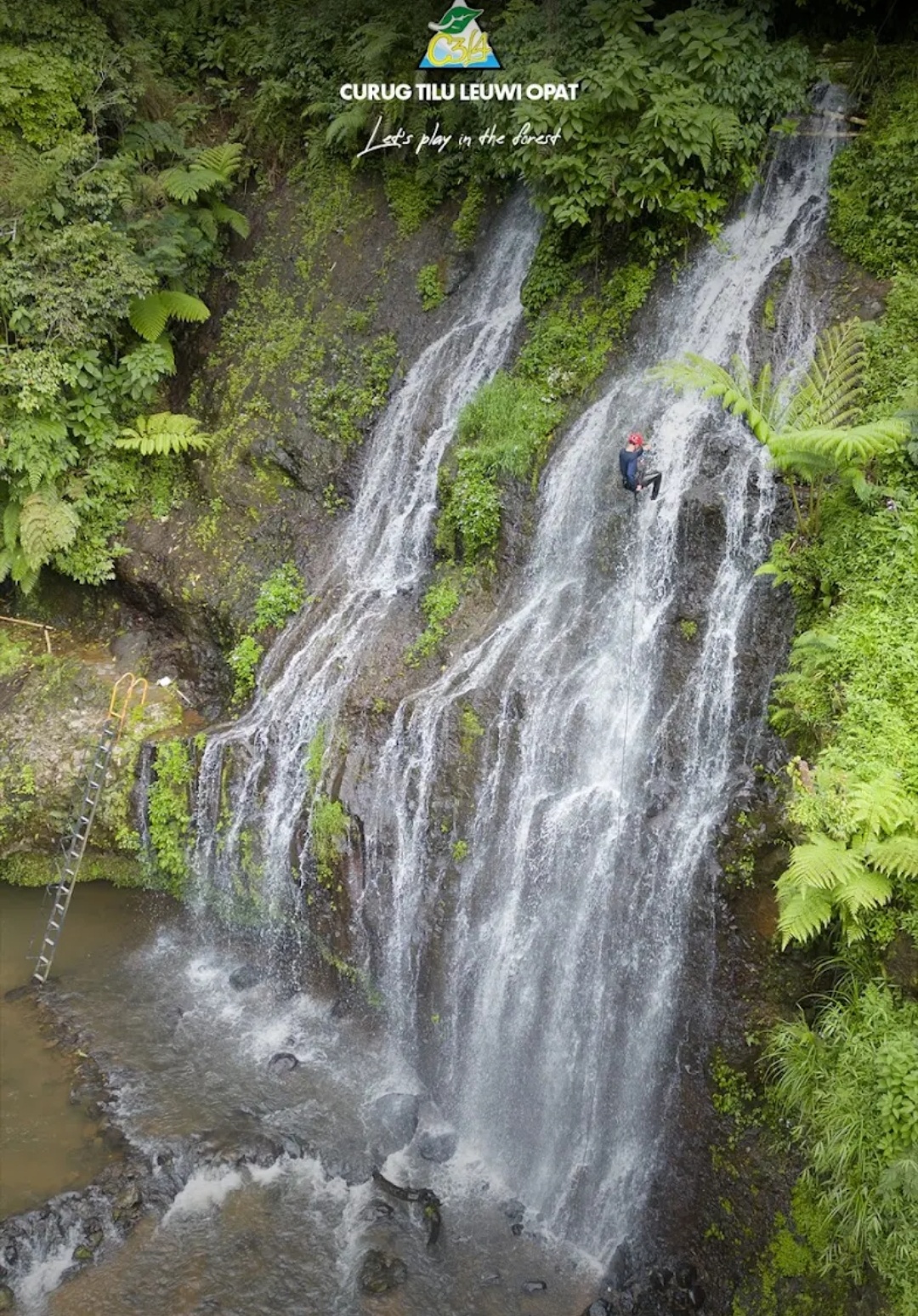Pengunjung menikmati Curug Tilu Leuwi Opat