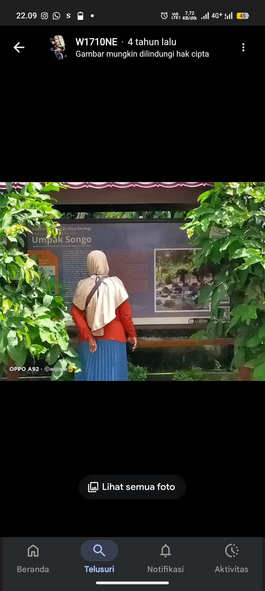 Pengunjung sedang membaca sejarah Umpak Songo