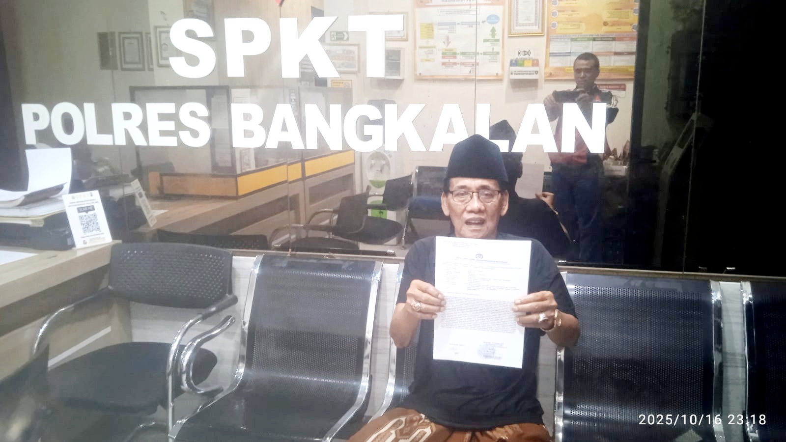 TEMPUH JALUR HUKUM: Suli, korban penipuan oknum ASN, menunjukkan bukti laporan di ruang SPKT Polres Bangkalan, Kamis (16/10). (IBNU ABDILLAH UNTUK JPRM)