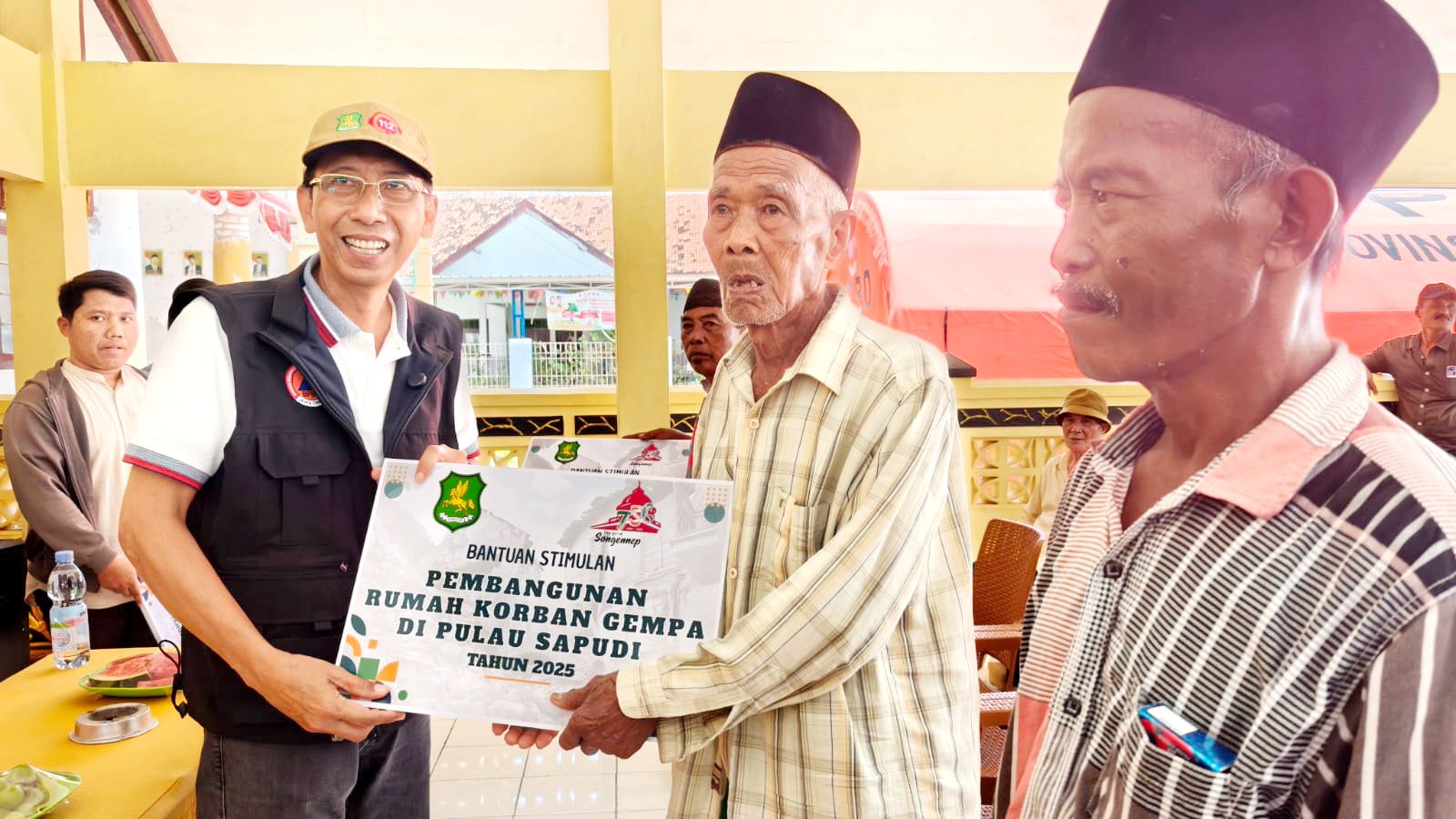 SIMBOLIS: Asisten III Administrasi Umum Setdakab Sumenep Ferdiansyah Tetrajaya menyerahkan bantuan kepada korban gempa di Pendopo Kecamatan Gayam, Pulau Sapudi, Sabtu (18/10). (PROKOPIM UNTUK JPRM)