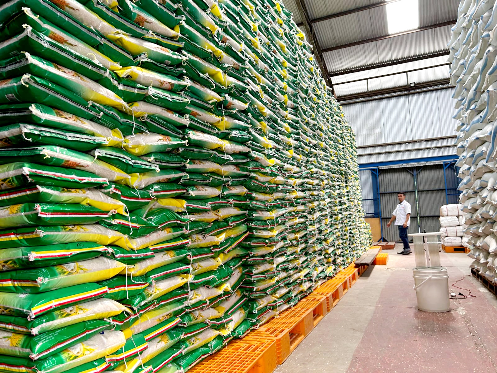 AMAN: Petugas gudang Bulog di Bangkalan mengecek kondisi stok beras, Rabu (10/9). (VIVIN AGUSTIN HARTONO/JPRM)