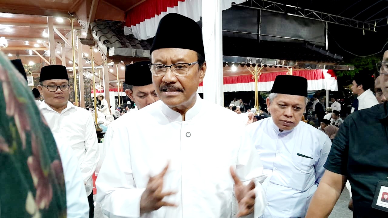 KOMITMEN: Mensos Saifullah Yusuf memberikan keterangan pres usai hadiri doa bersama untuk korban runtuhnya musala Ponpes Al Khoziny, Buduran, Sidoarjo, di Pendopo Agung Bangkalan, Sabtu (18/10).