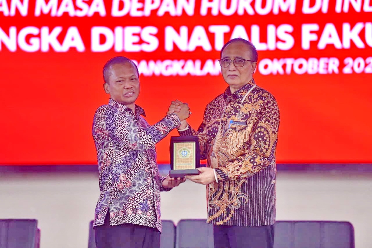 KENANGAN: Rektor UTM Prof Dr Safi (kiri) menyerahkan cenderamata kepada Ketua MA Prof Dr Sunarto usai mengisi kuliah umum di Gedung RP Moch. Noer Senin (20/10). (UTM UNTUK JPRM)