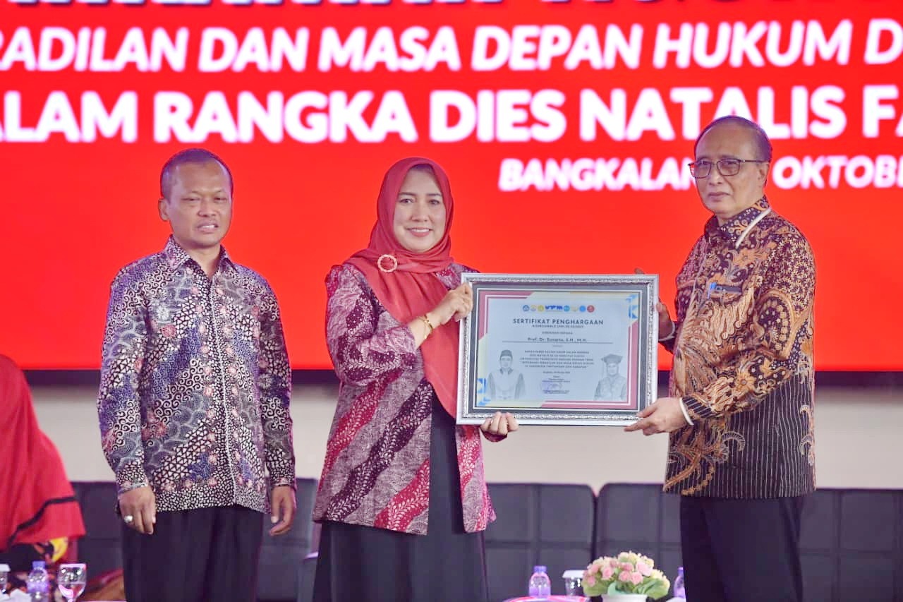 KENANG-KENANGAN: Dekan Fakultas Hukum (FH) UTM Dr Erma Rusdiana menyerahkan piagam penghargaan kepada Ketua MA Prof Dr Sunarto. (UTM UNTUK JPRM)