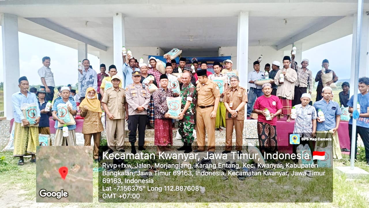 SEJAHTERA: Kepala Desa Karang Entang Syaiful Ismail menyerahkan pupuk bersubsidi kepada warganya usai melaksanakan musrenbangdes Senin (20/10). (SYAIFUL ISMAIL UNTUK JPRM)