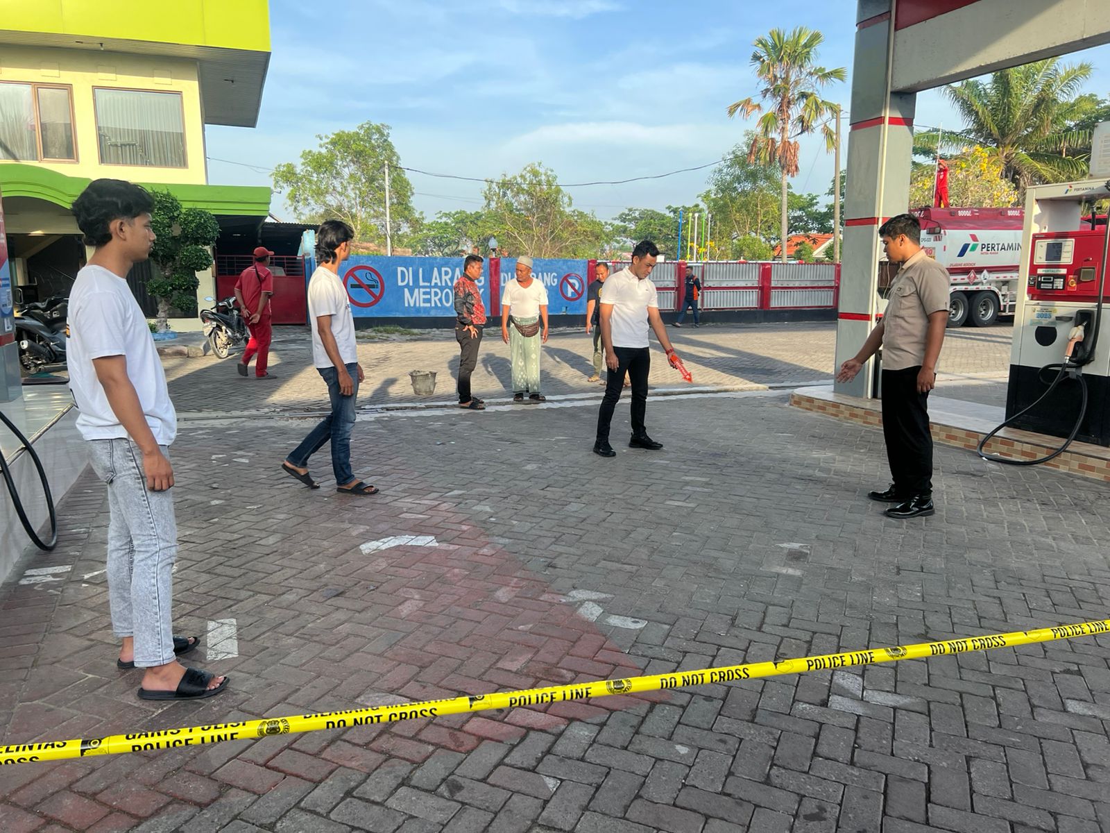 OLAH TKP: Anggota Satreskrim Polres Sampang melakukan olah TKP di SPBU 5469206 Desa Tambaan, Kecamatan Camplong, Senin (20/10). (HUMAS POLRES UNTUK JPRM)