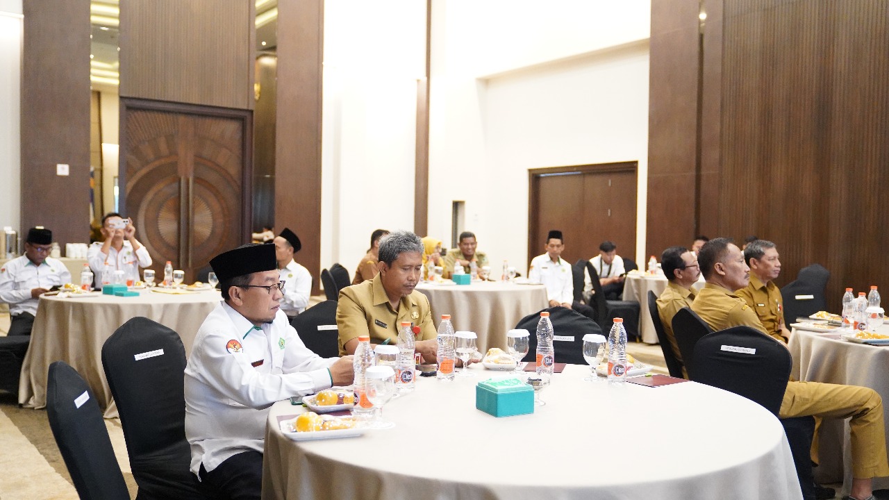 Para undangan dari berbagai instansi mengikuti prosesi PKS