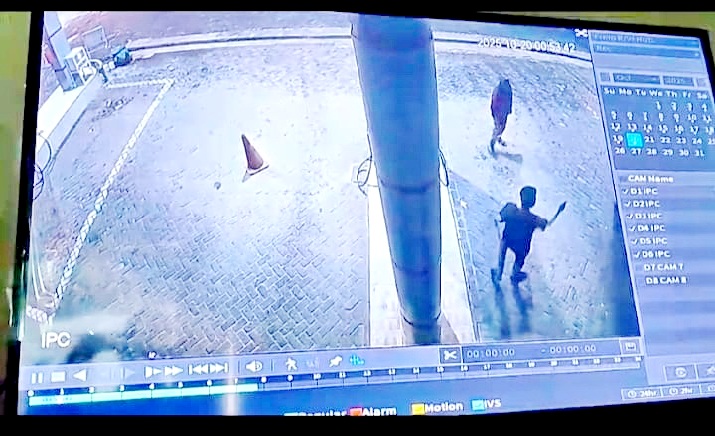 BAWA SENPI: Terduga pelaku saat menembak korban menggunakan senpi di SPBU 5469206 Desa Tambaan, Kecamatan Camplong, Sampang, Senin (20/10). (TANGKAPAN LAYAR REKAMAN CCTV SPBU 5469206)